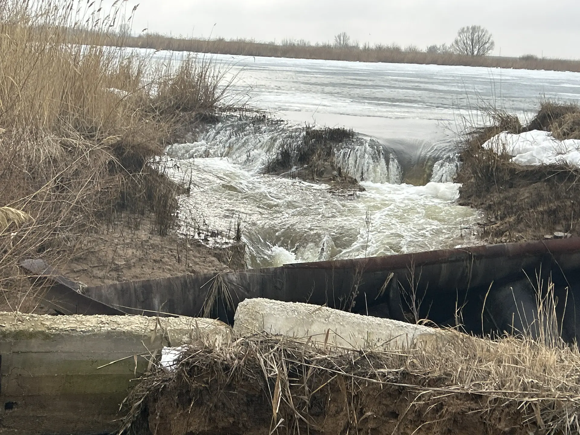 В Саратовской области обрушилась плотина на реке Еруслан В Саратовской области обрушилась плотина на реке Еруслан